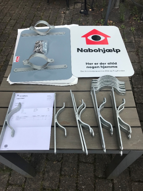 Ophængning af Nabohjælpskilte