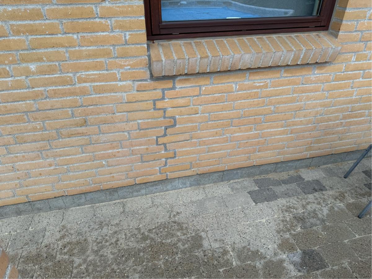 Sokkel reparation + skift af dilatationsfuge i mur