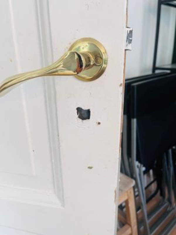 Slibning & maling af døre, diverse små-reparationer, lave et par løse klinker på badeværelsesgulv