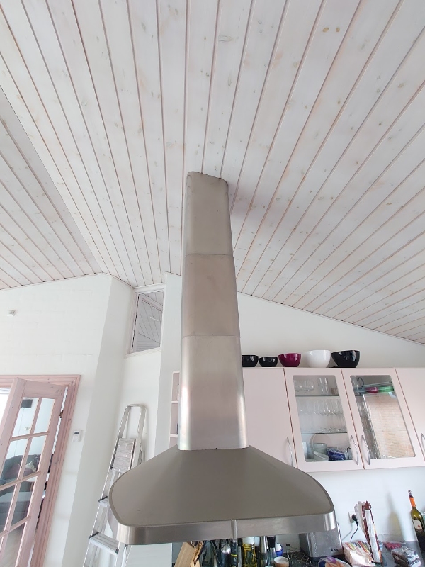 Udskiftning af frithængende emhætte