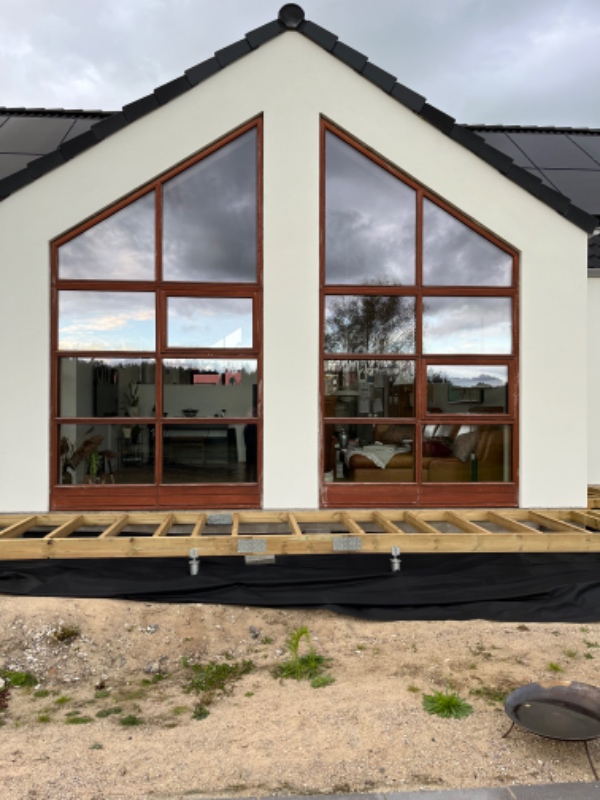 Slibning af mahognivinduer udvendigt.