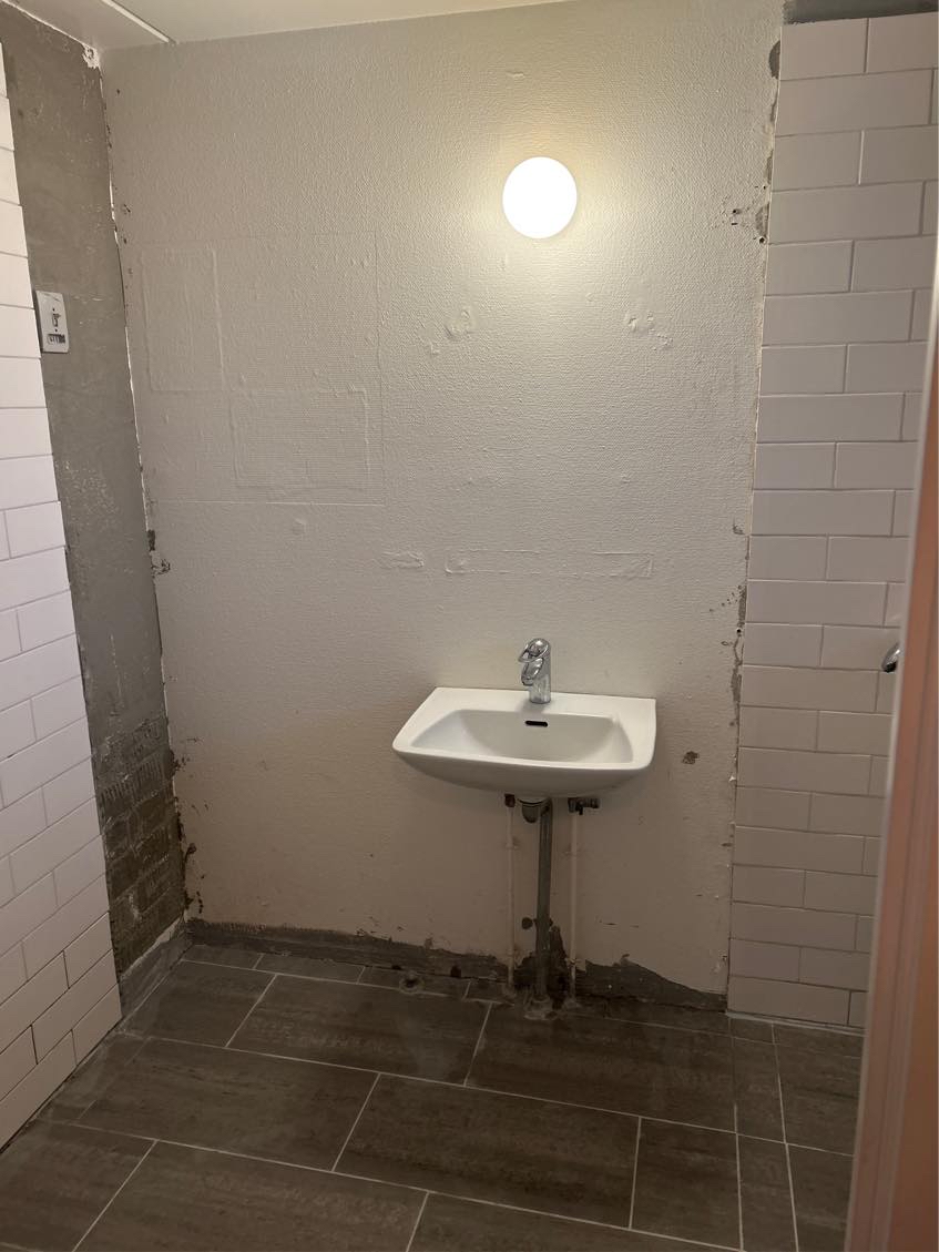 AKUT! Færdiggøring af badeværelse (se beskrivelse)