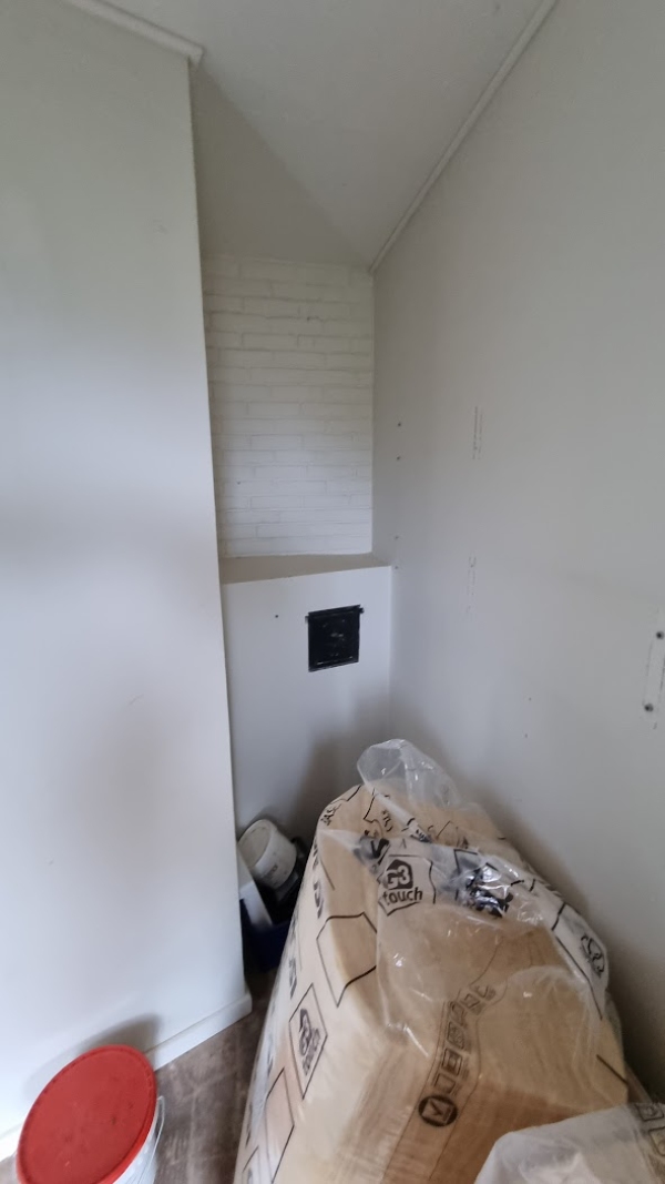 Nedrivning af opmuret pejs samt skorsten