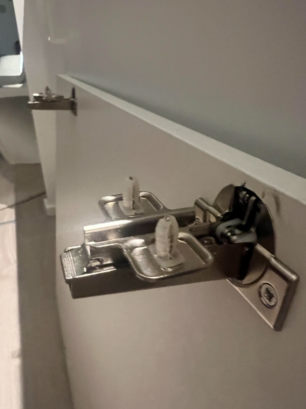 Sætte en køkkenlåge på plads igen