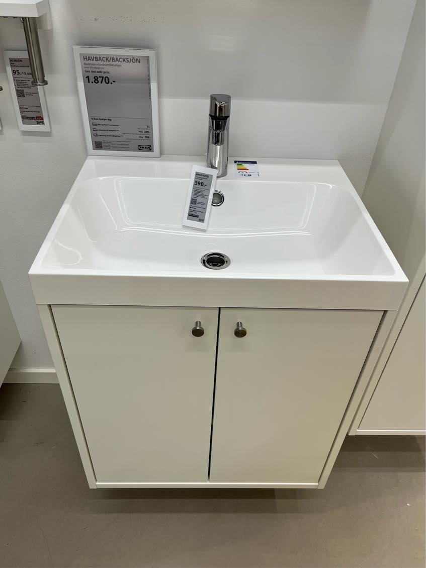 Afmontering af vask og montering af ny vask inklusiv skab på badeværelse.