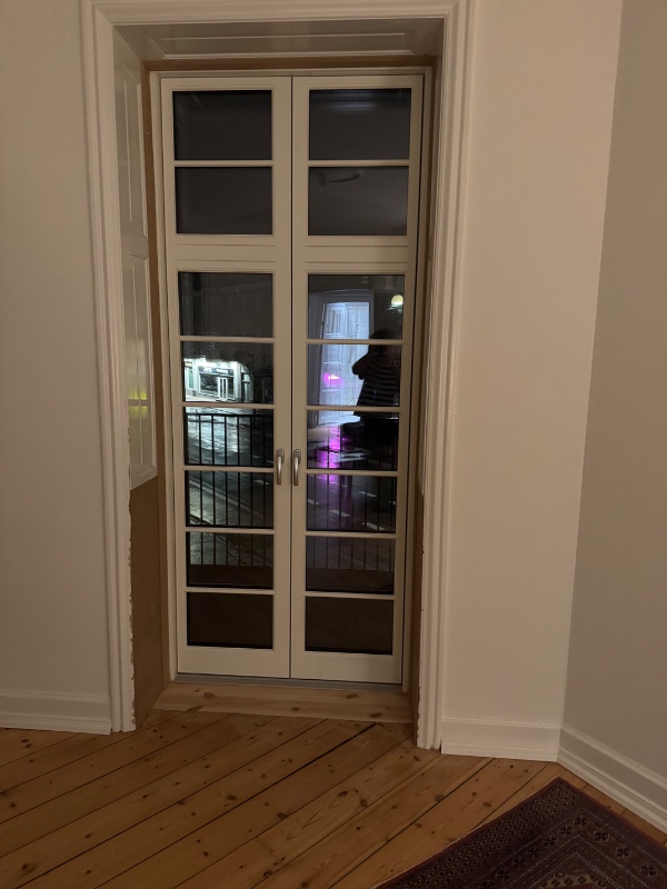 Male mdf gerigt hvor vindue er skiftet ud med altandør, derefter opsætte rullegardin og flytte møbler