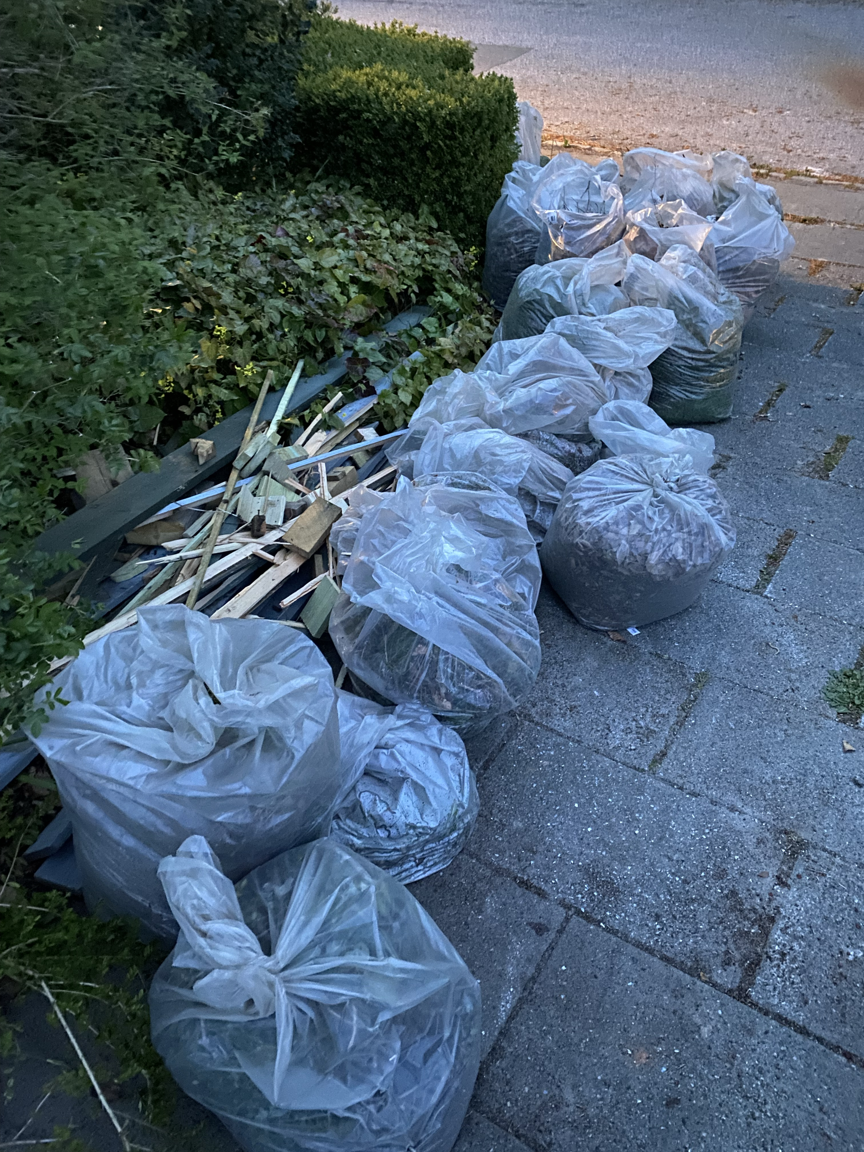 Haveaffald, pap og træ på genbrugsplads