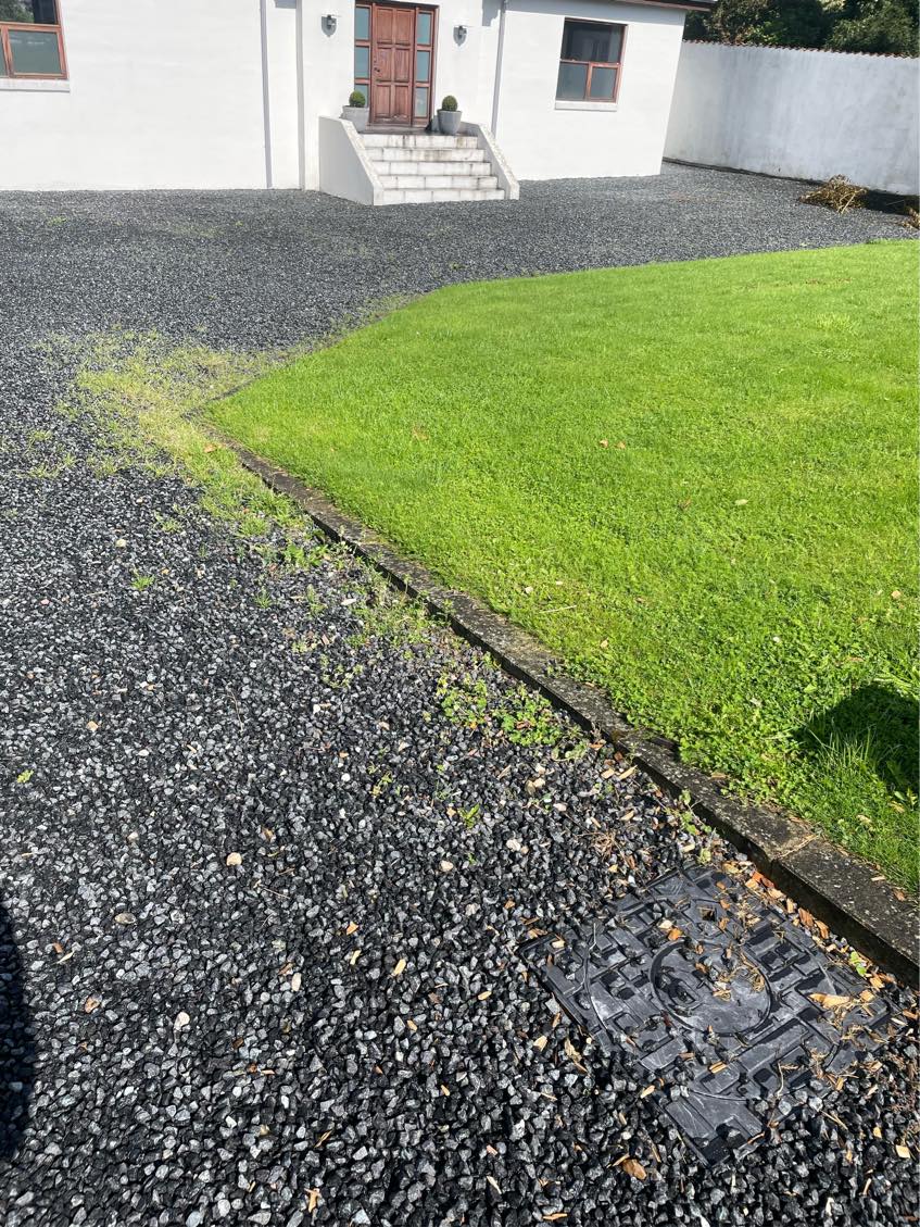 Fjerne ukrudt på gårdsplads/grus