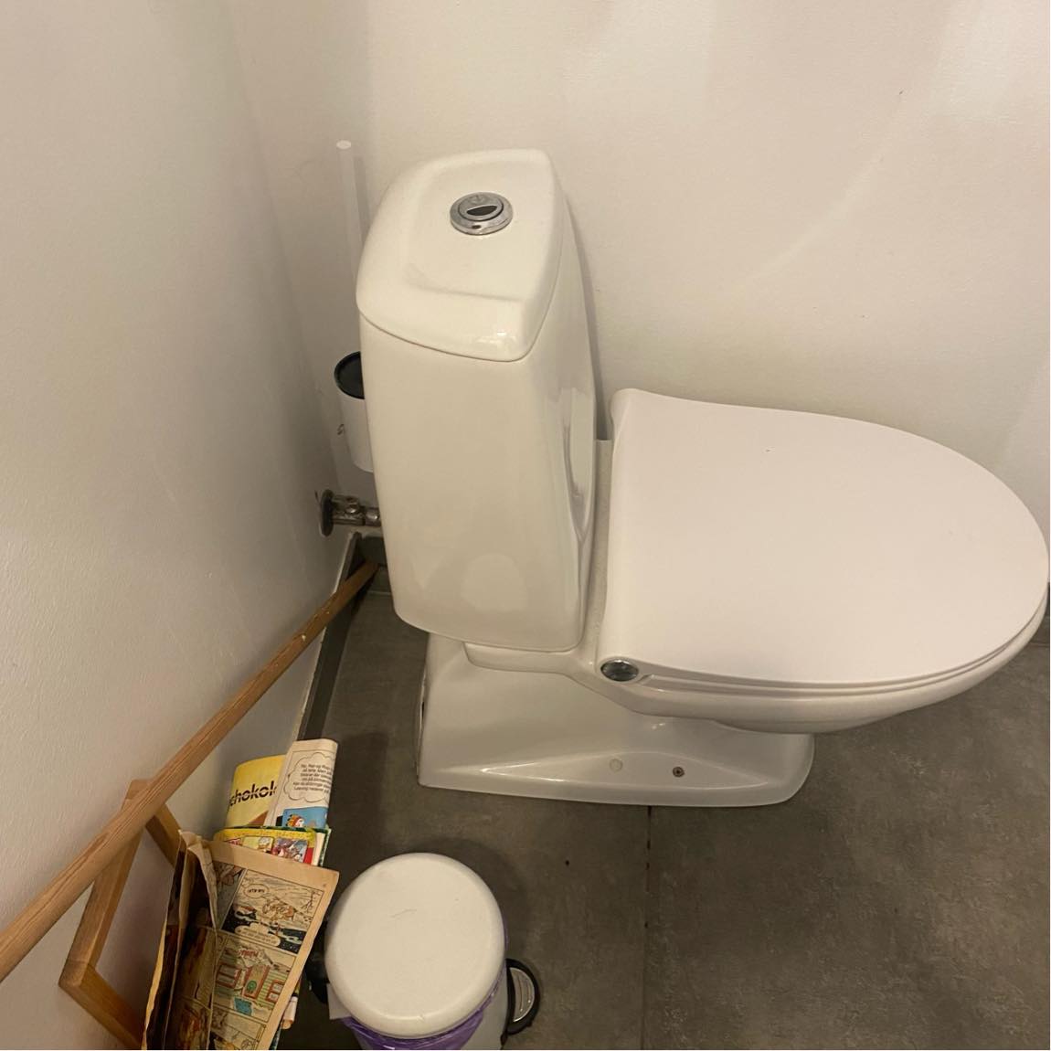 Udskiftning af toilet. Nyt wc skal købes ind og udskiftes. Hjælp til at vælge model! Wc’et står på gulvet.