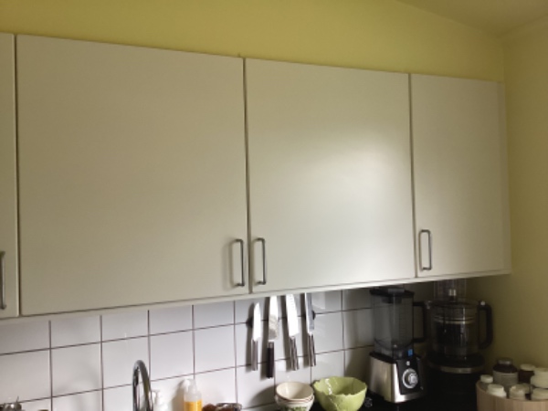 Klargøring af køkkenlåger og Montana reoler til lakering