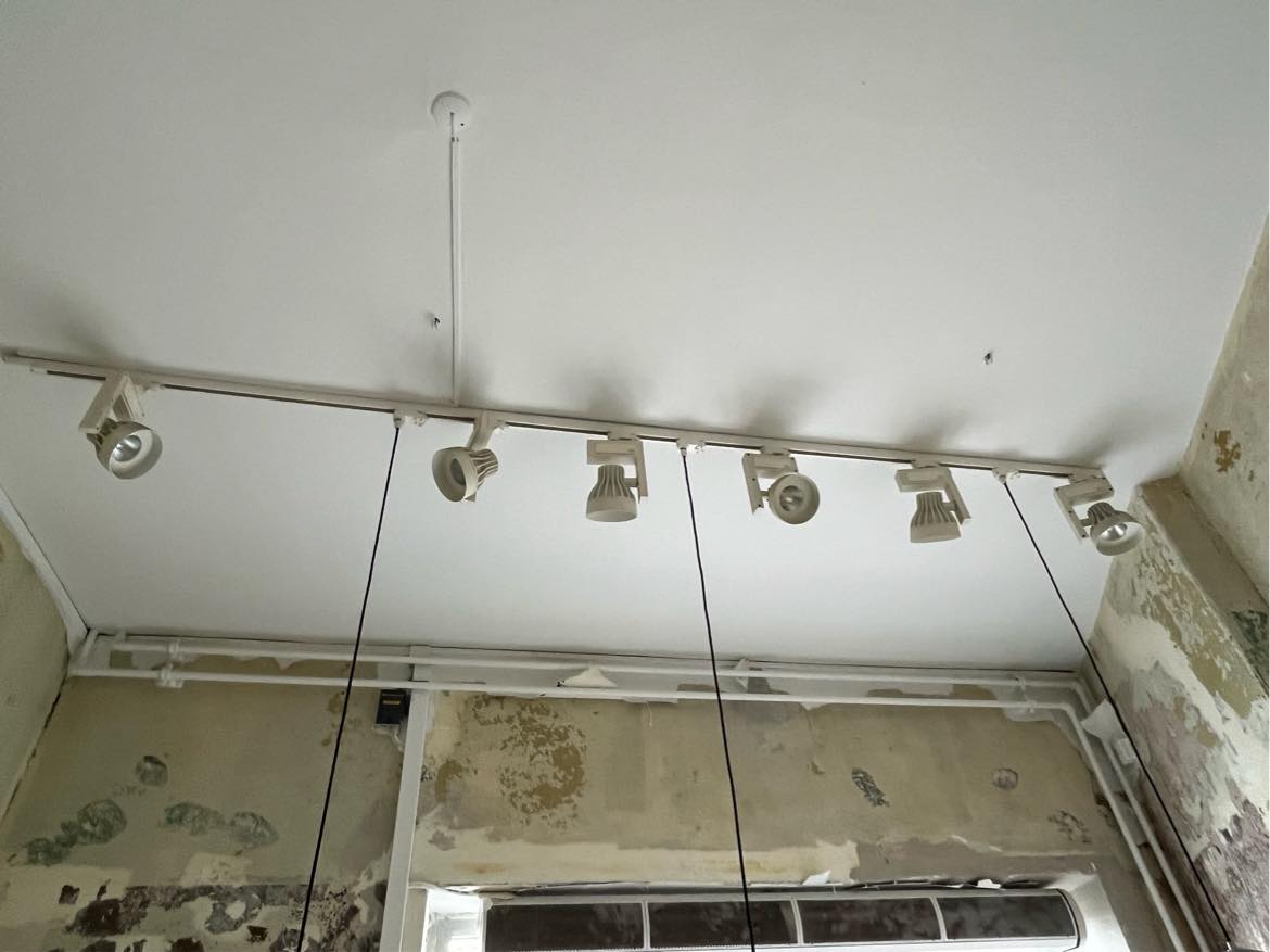 Nedtage lamper/skinne og afkobling af el/stik af samme i loftet