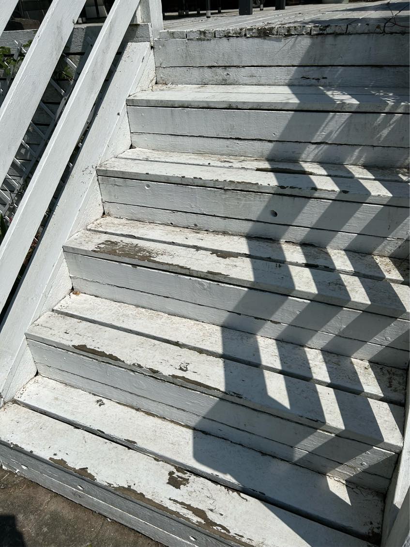 Rensning, slibning og maling af træ terrasse