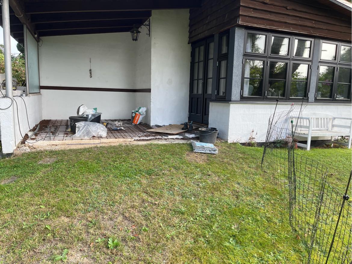 Flyttet en havedør og sat et vindue op.