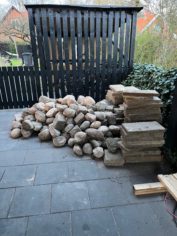 Afhentning af en bunke sten og gamle fliser fra vores carport