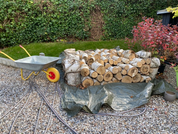 Kløvning/flækning af opskåret træ