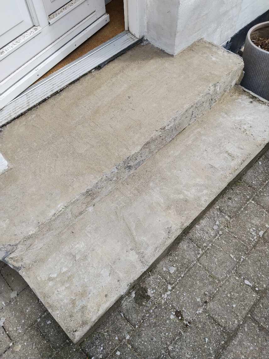 Renovering & nye fliser på trappetrin til hoveddør