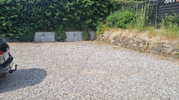 Luge ukrudt i indkørsel