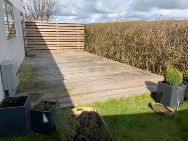 Vask af træterrasse med brun sæbe og derefter algefjerner behandles.