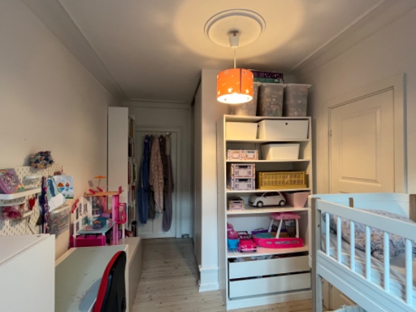 Tapetseret og malet børneværelse