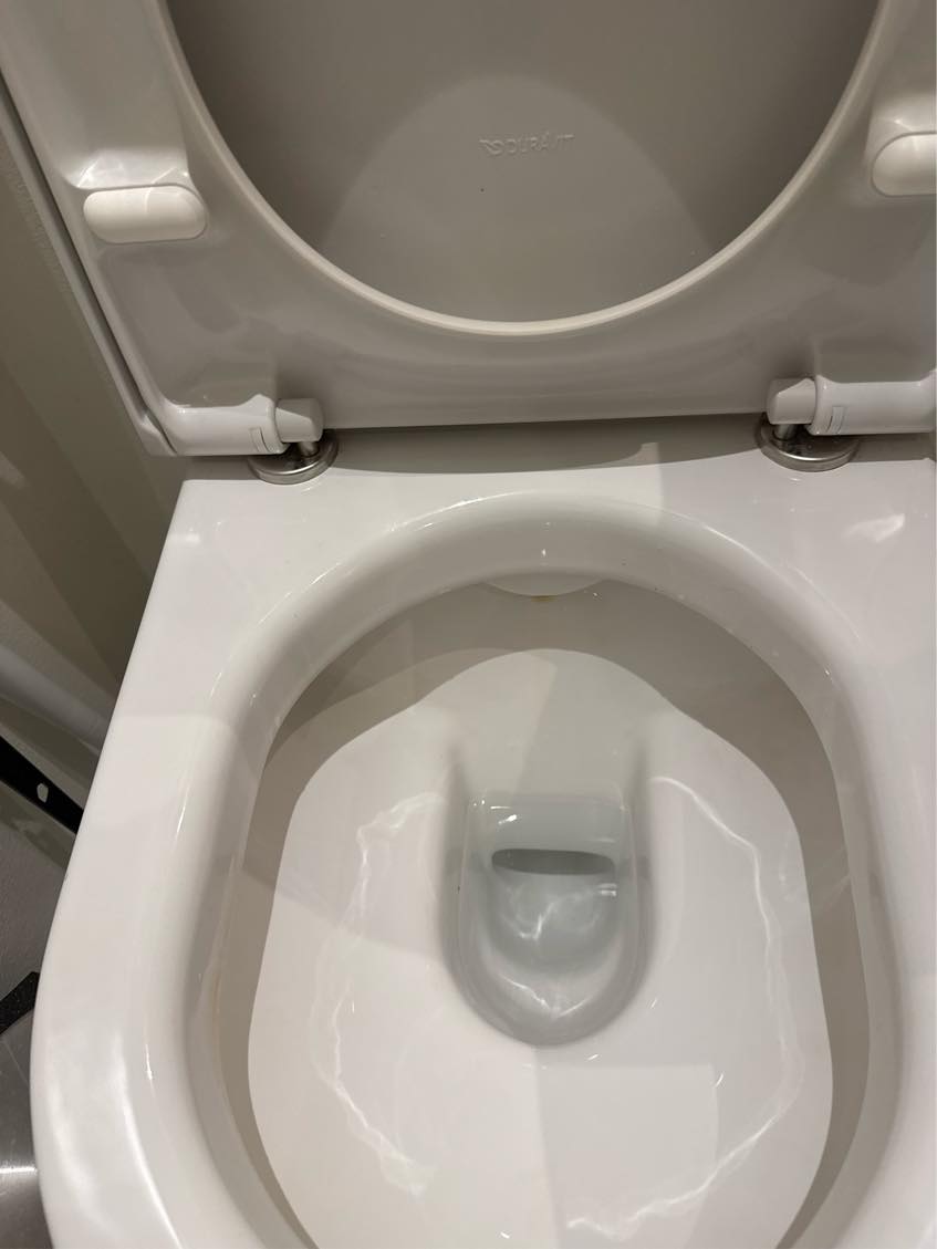 Påsætte toiletbræt