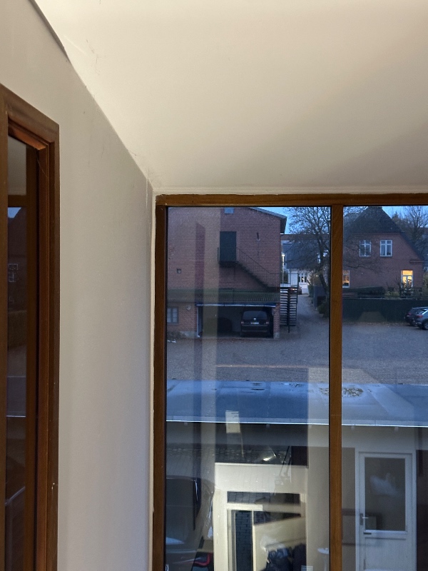 Fuge revne mellem væg og loft