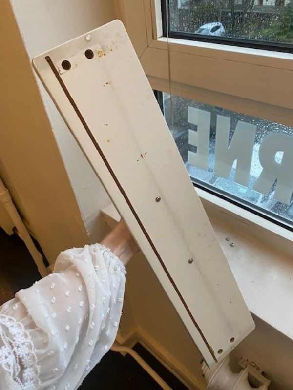 Sætte en afrevet låge tilbage på køkkenskuffe