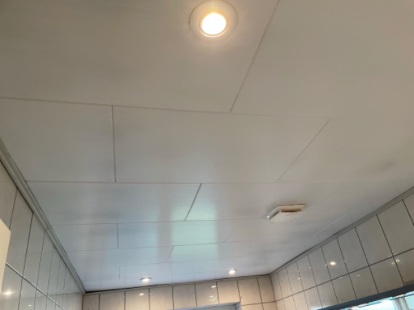 Har eksisterende fliser som skal vådrum behandles og spartles - har gipsloft som skal spartles .