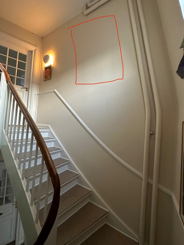 Ophængning af malerier i høj opgang (over trappetrin)