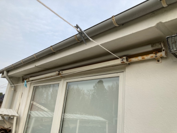 Nedtagning/opsætning af manuelt betjent markise. Kræver 2 personer.