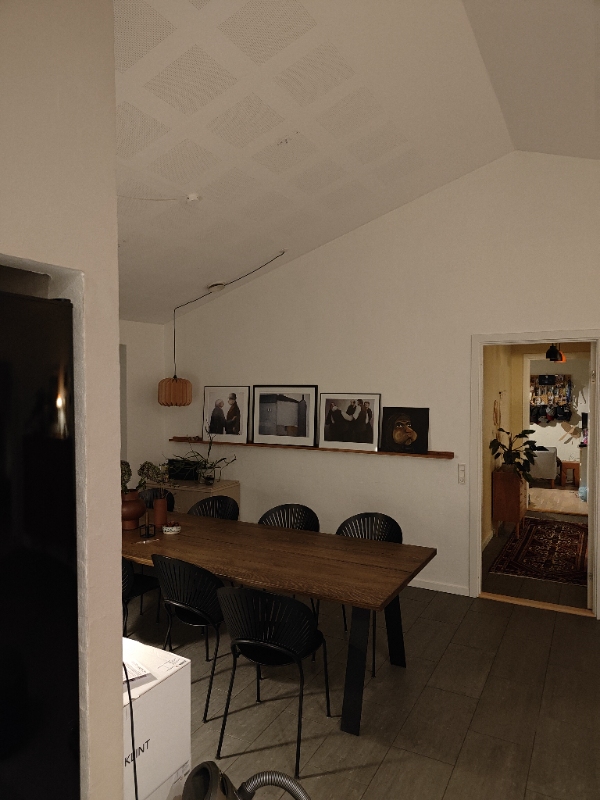 Ophængning af 2 le Klint Soleil lamper over spisebord.