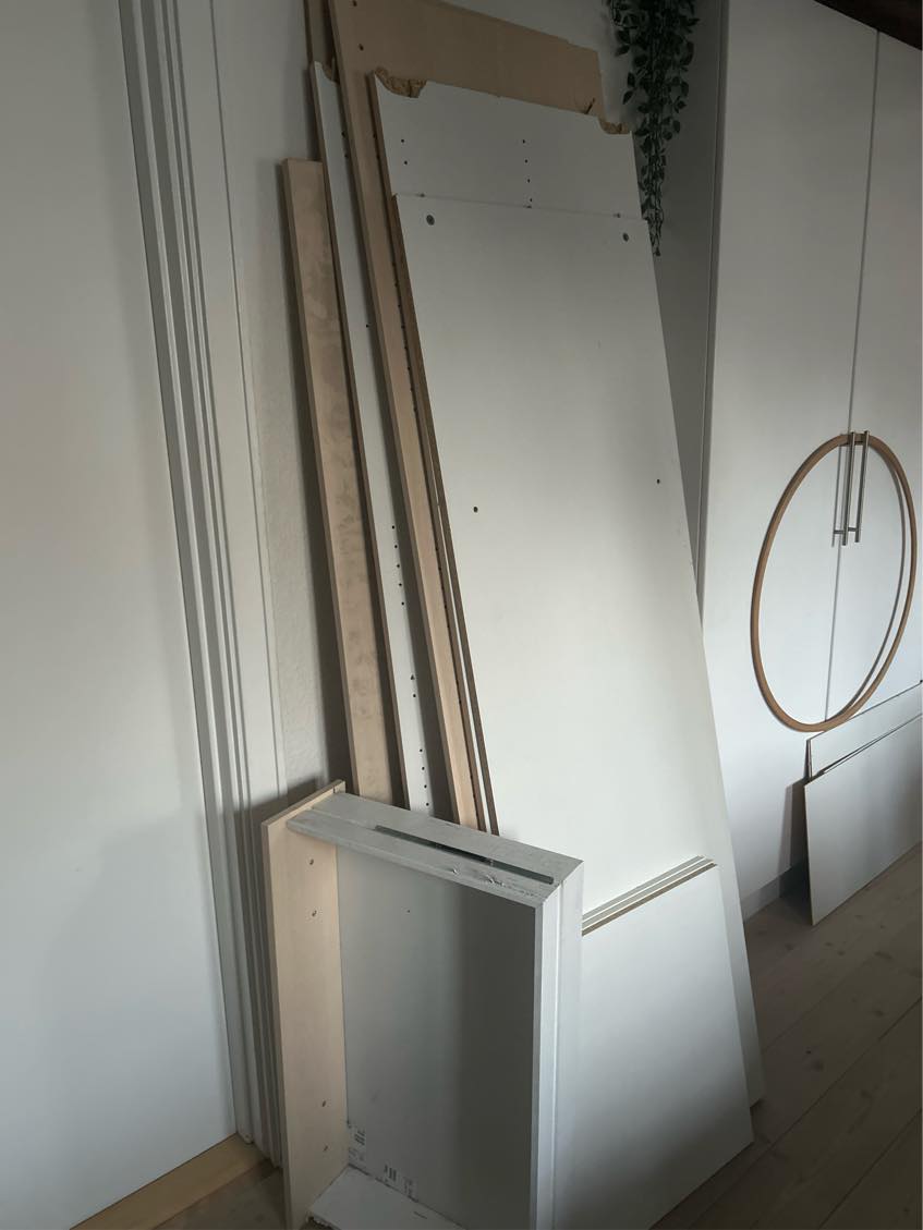 Kørt adskilt klædeskab og 8 affaldssække tøj på genbrugspladsen (det skal også bæres ned fra 4. Sal)