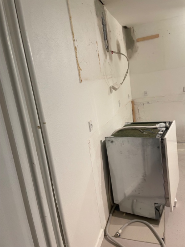 Nyt køkken monteres, og inden pudses vægge + lofter & males, nyt gulv (epoxy eller andet) m.m.