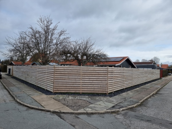 Plankeværk skal males på begge sider