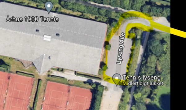 Rydning af sne på parkeringsplads og adgangsvej