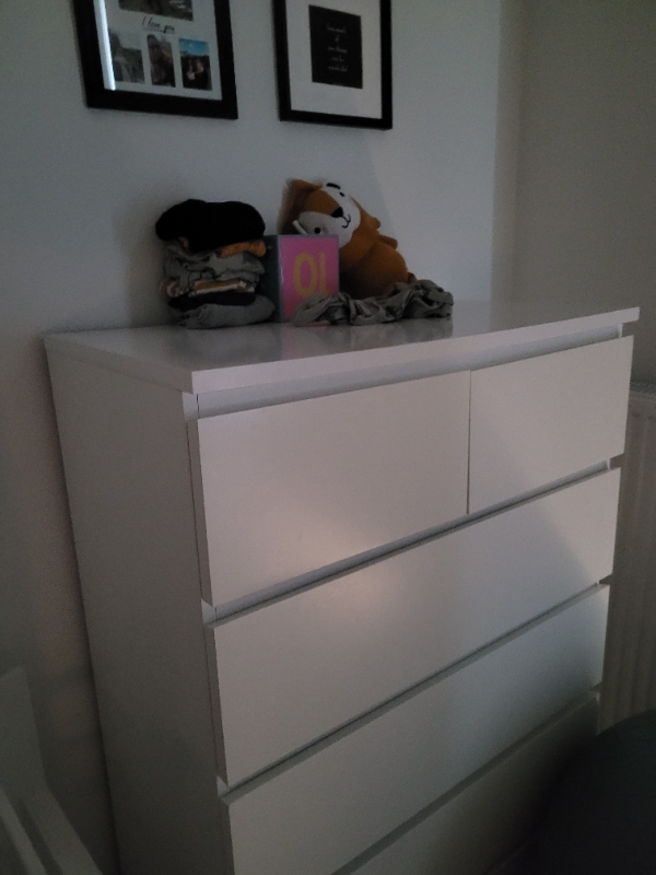 Babysikret - montere reoler, tv og kommoder mm. I betonvæg