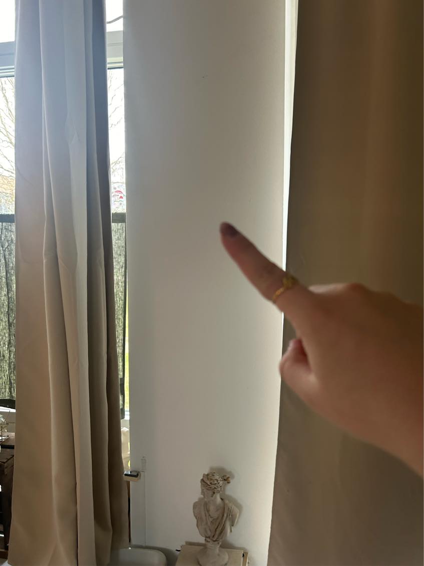 Vitrineskab og guldstang hængt op + 1 skrue og en krog i væggen