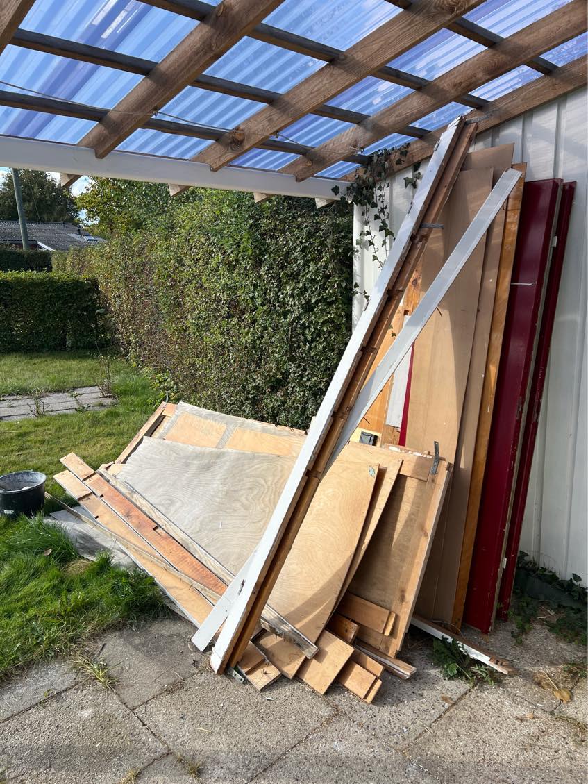 Fjerne skab der er skilt ad 