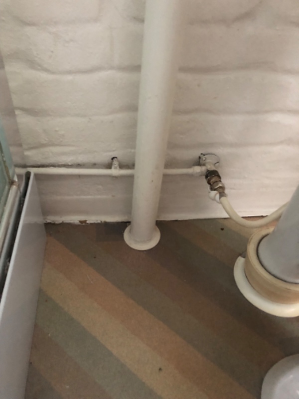 Udskiftning af ventil til toilet forbindelse og ny slange på ca. 3 1/2 meter