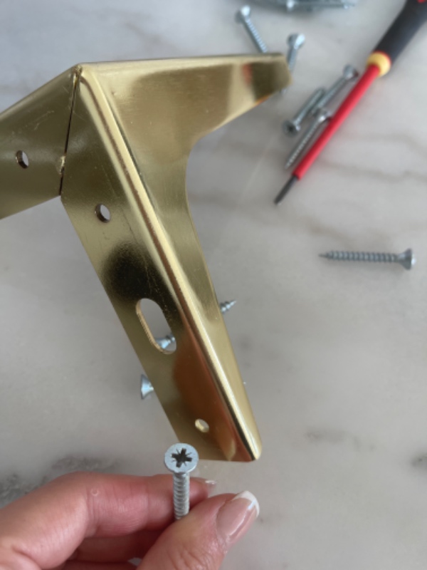 Hjælp til montering af tre sofaers ben.