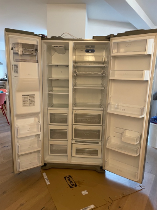 Afhentning og bortskaffelse af amerikanerkøleskab