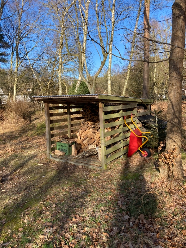 Afmontere brændeskur + fjerne materialer
