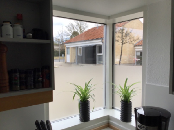 Ophæng af lamper, loft og væg. Ophæng af 2 små persienner