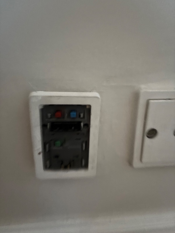 Sætte kontakt fast til væggen