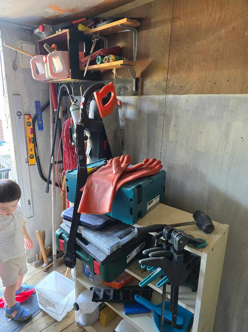 Gulv skal fjernes/skæres op, affald bortskaffes og trappen flyttes