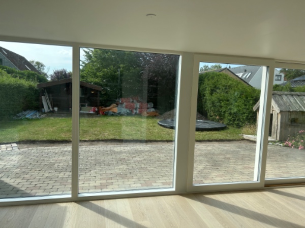 Vask af vinduer indvendigt og udvendigt