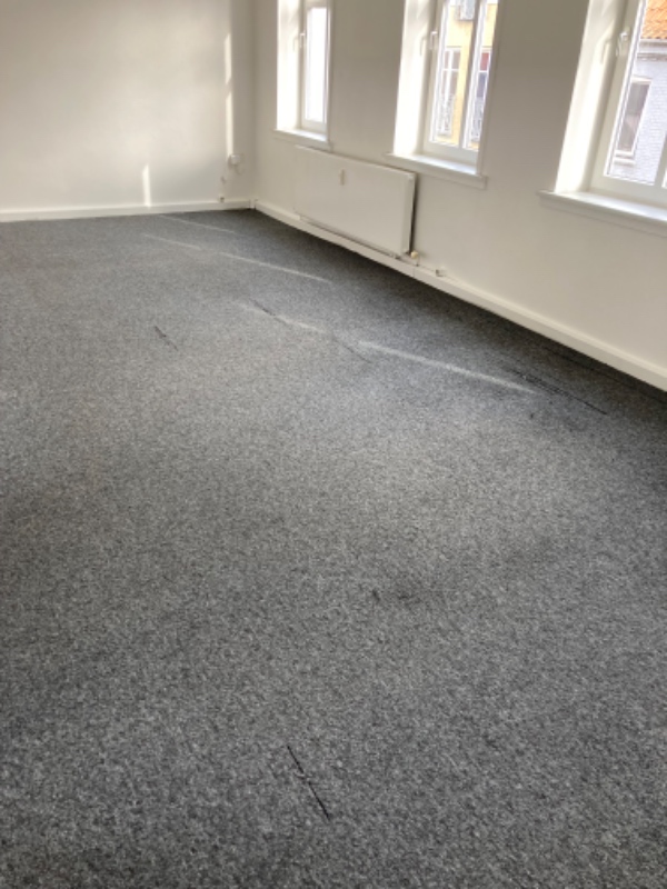 Lægge 60m2 laminatgulv og lister