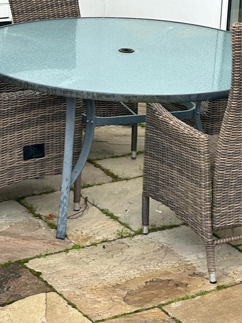 Ukrudtsplukning mellem fliser og bede