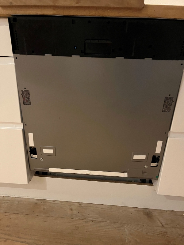 Montere front til indbygget køleskab og opvaskemaskine. Ældre Ikea skab