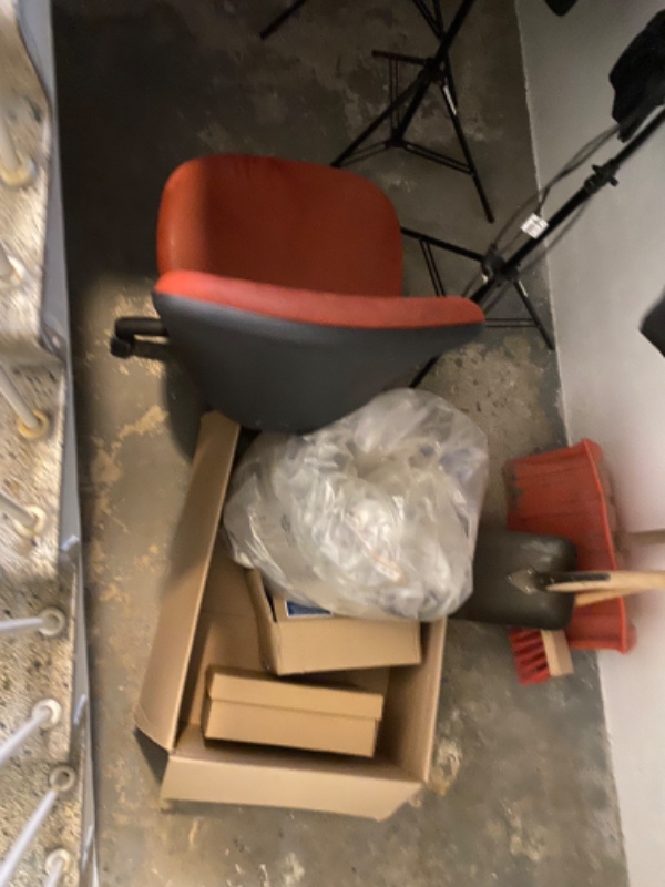 Køre ting på genbrugspladsen, samle tøjstativer og sætte ting op.