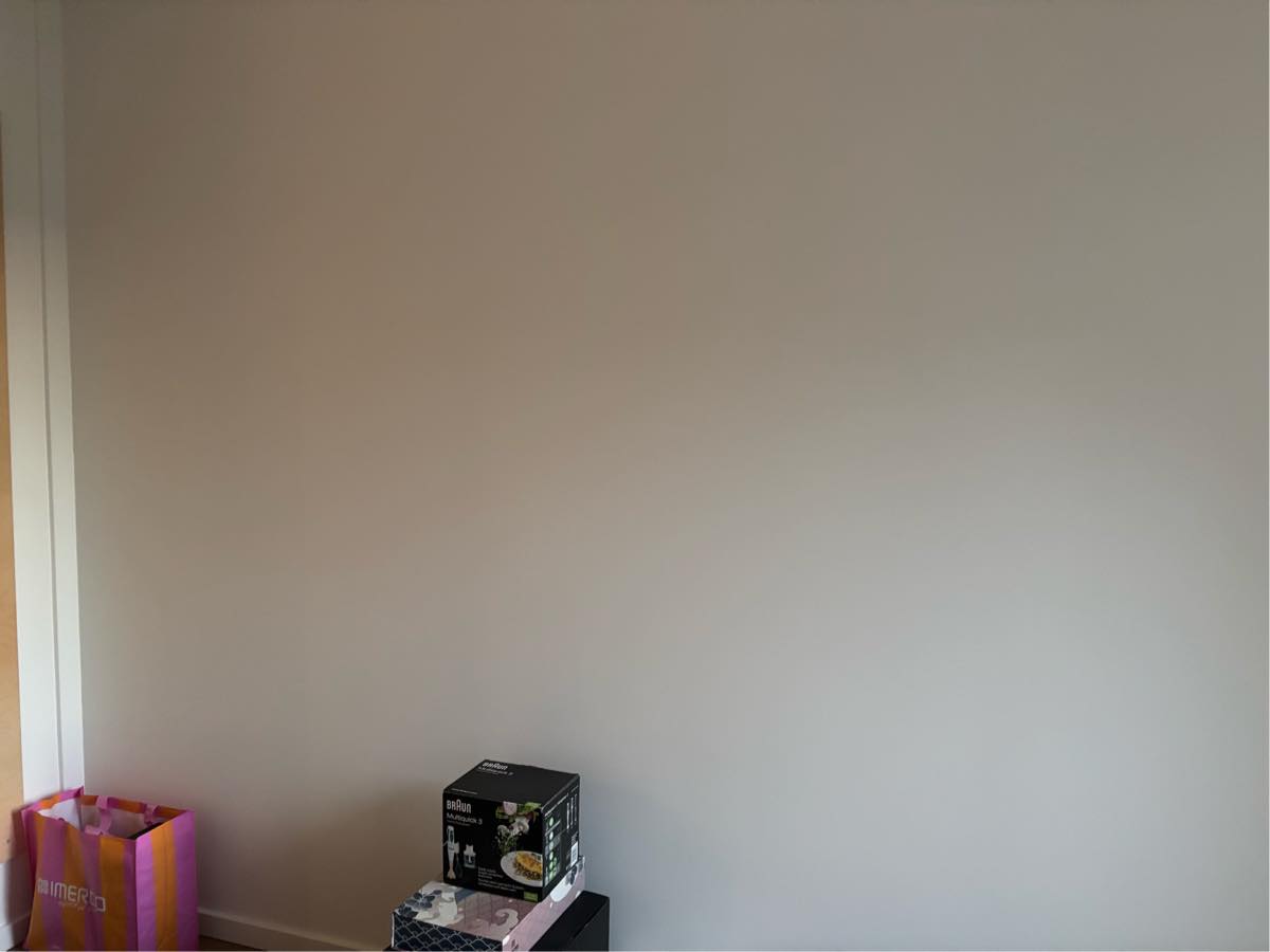 Opsætning af diverse på betonvæg